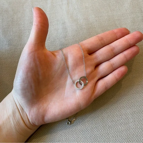 💙Tiffany & Co.💙18k White Gold Diamond Interlocking Circle Necklace - Picture 10 of 12